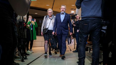 Anneli Auerin seksuaalirikosjutun pääkäsittely alkoi lokakuussa. Auer asteli oikeuden eteen asianajajansa Markku Fredmanin kanssa. 