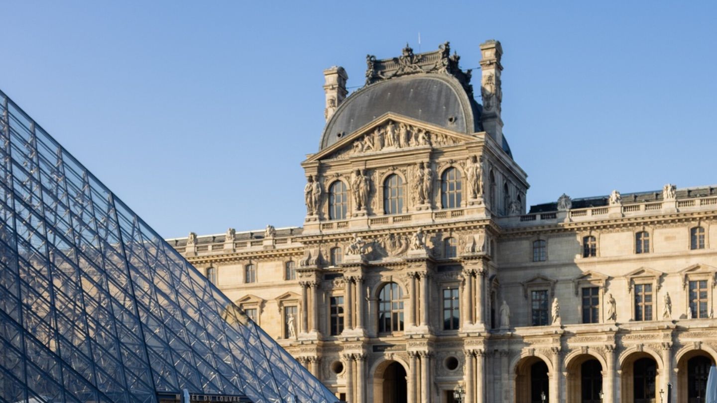 Ranska | Lähde: Epäillyt ryöstäjät tulivat Louvren museolle moottori­sahoilla varustautuneina, veivät koruja