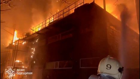 Pelastaja sammuttamassa tulipaloa Venäjän droonihyökkäyksen jäljiltä Odessassa 21. huhtikuuta.