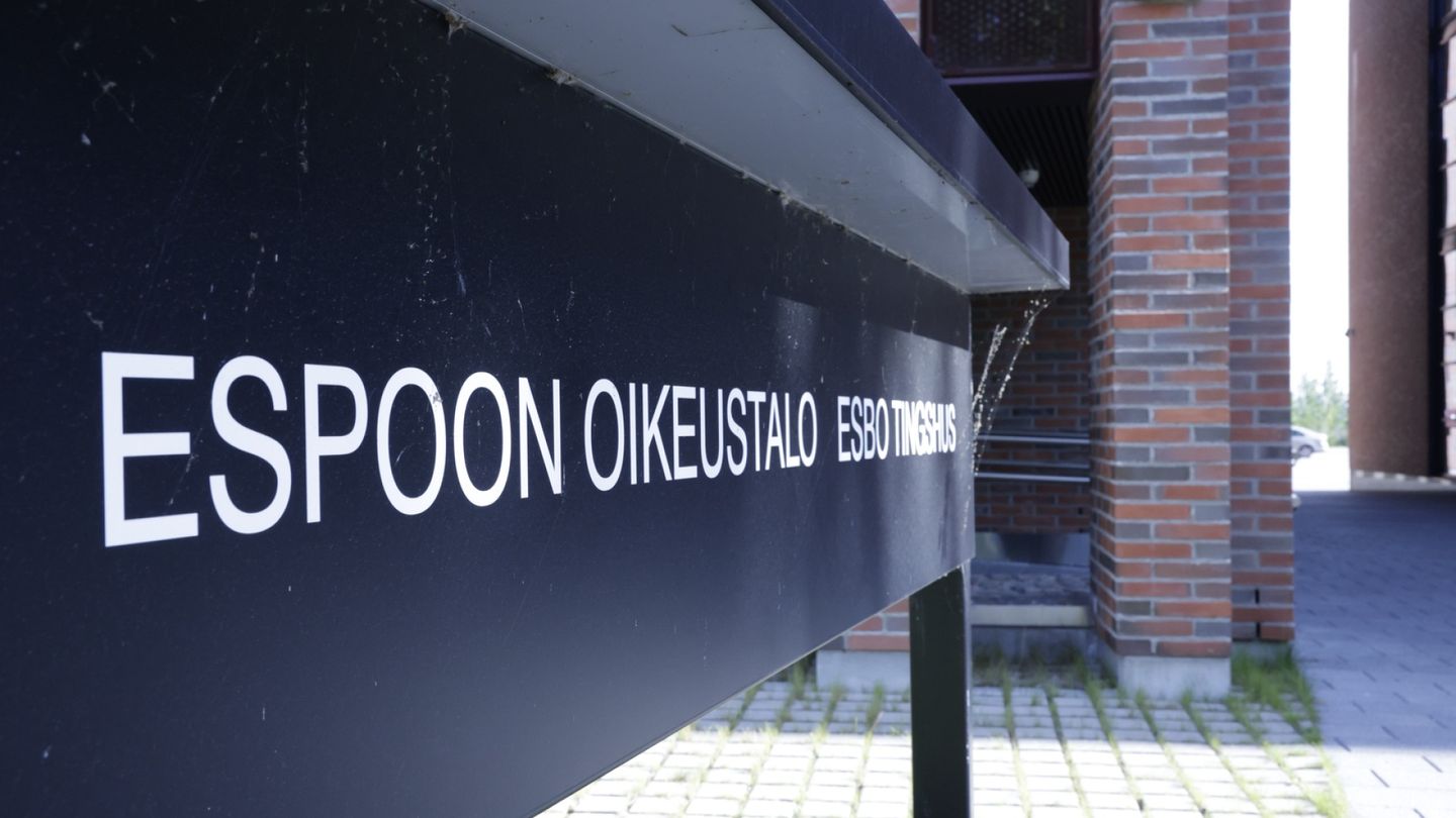 Mies tuomittiin raiskauksista ja huijauksista