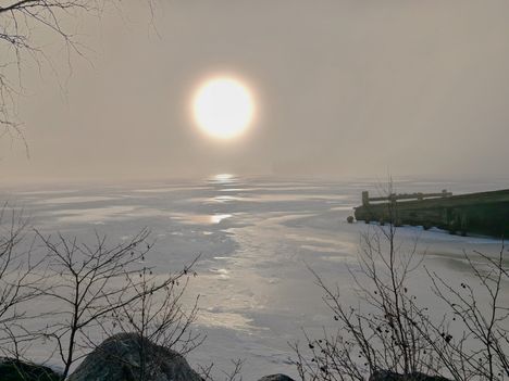 Auringon muoto ja koko näkyivät hienosti sumuverhon läpi. Kuvattu 6.2.2025. Kuvaaja: Eino Matinniemi