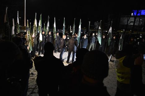 Uusnatsijärjestö Pohjoismainen vastarintaliike toimii myös Suomessa. Järjestö piti mielenosoituksen Narinkkatorilla Kampissa 2017.