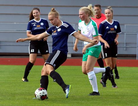 FC Nokian Lotta Hautamäki (takana vas.), Senni Viren (pallon kanssa) ja Ella Saranpää (takana oik.) hakivat tasapelipisteen Raisiosta. Ella Saranpää teki FC Nokian maalin.