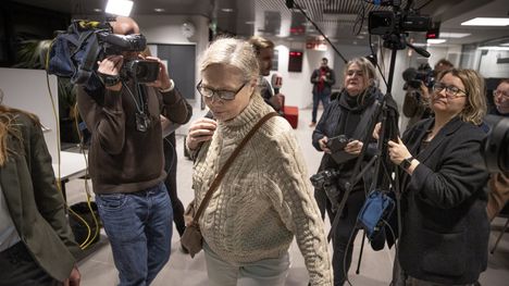 Anneli Auer kuvattiin Varsinais-Suomen käräjäoikeudessa Turussa 3. joulukuuta.