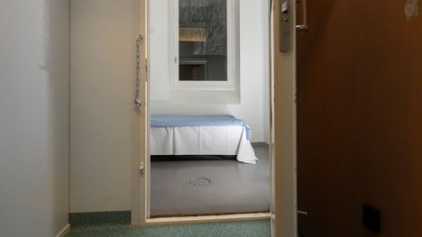 Pitkäniemen sairaalassa aikuispsykiatrian potilaspaikat ovat loppu. Sairaala joutuu majoittamaan potilaita jopa eristyskoppeihin.