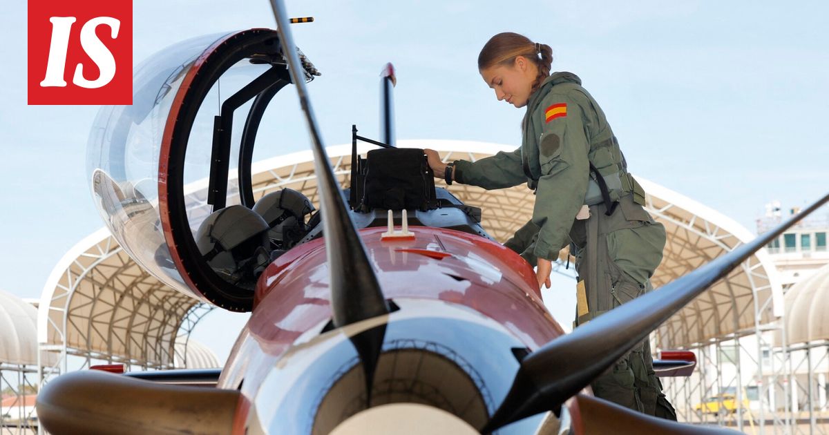 Espanjan prinsessa Leonor, 21, suoritti ensimmäisen yksinlentonsa