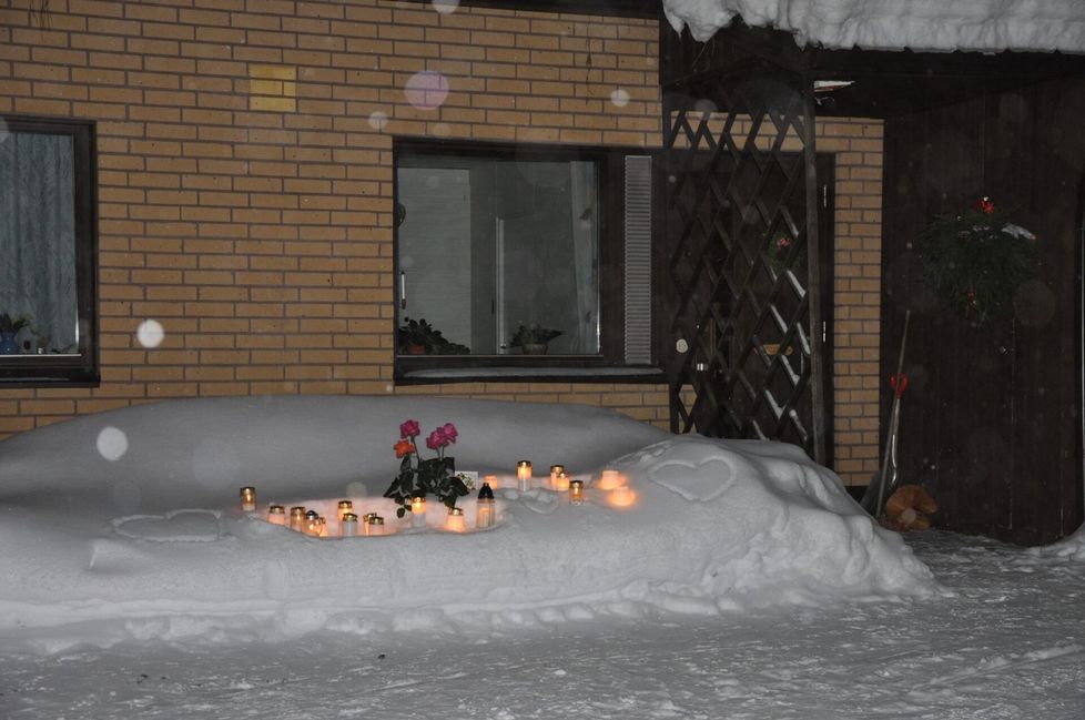 Naisen kodille Rautavaarassa oli tuotu kynttilöitä vuonna 2009.