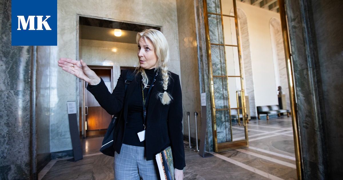 Trumpin Rukousaamiaiselle Matkaava Laura Huhtasaari Katsoo trumpin-rukousaamiaiselle-matkaava-laura-huhtasaari-katsoo