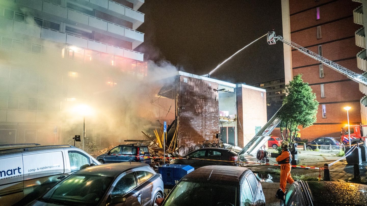 Explosion and Fire in Amsterdam Apartment Building Injures Seven, Forces Evacuation