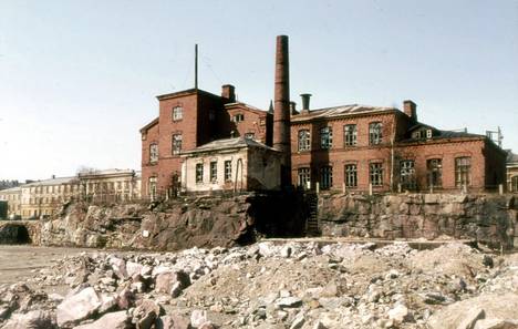 The park wall is a reminder of a dock building built in the 19th century, which was demolished in the 1980s.