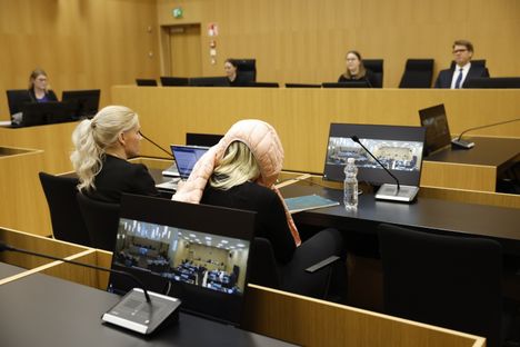 Syytetty peitti kasvonsa istunnon alussa Länsi-Uudenmaan käräjäoikeudessa Espoossa perjantaina.