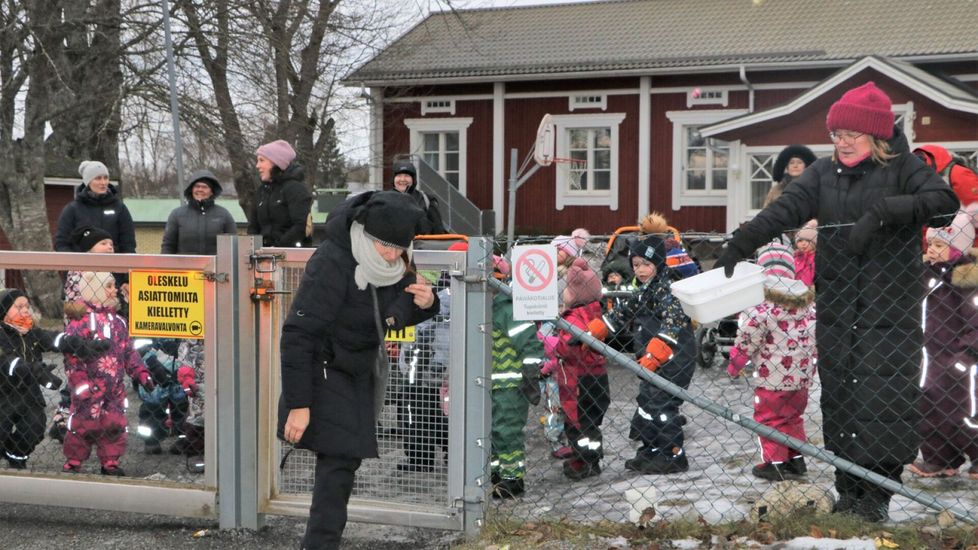 Norkoolin päiväkodin lapsilla oli juhlapäivä, kun karkkeja sateli. Mahtoiko päikkärit maistua ollenkaan?