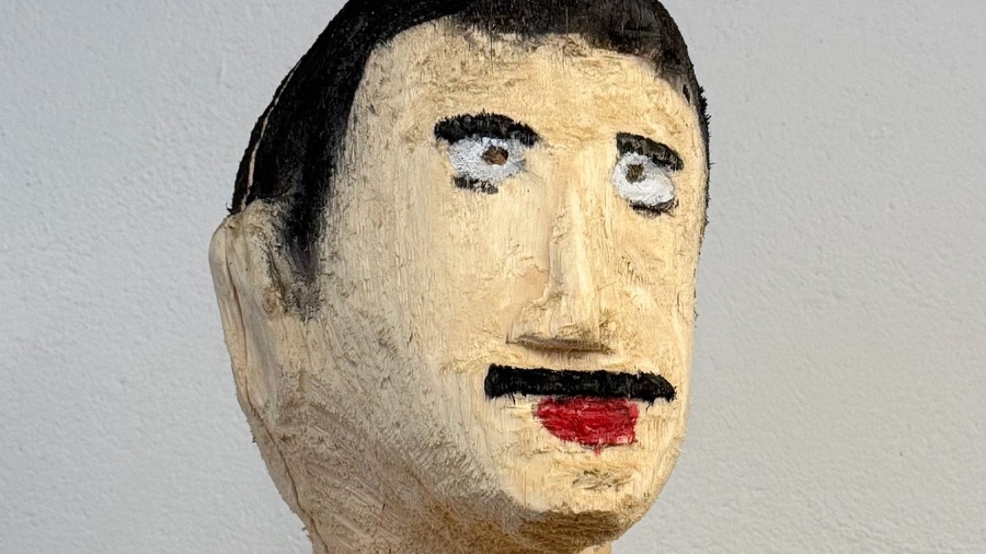 Kuvataide | Helsinkiläis­toimisto osti persoonallisen näköisen Freddie Mercury -patsaan, joka villitsi somessakin