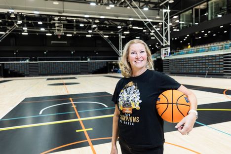 Nina Koskinen on työskennellyt BC Nokian toimitusjohtajana heinäkuusta alkaen. Uuden palloiluareenan noin 1900-päinen katsomo laskeutuu todella lähelle kenttää.