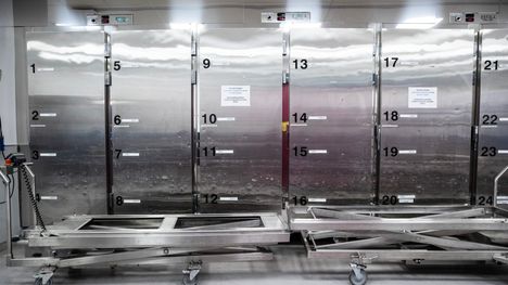 Vainajien säilytyskaappi Taysin O-rakennuksen tiloissa kuvattuna joulukuussa 2024.