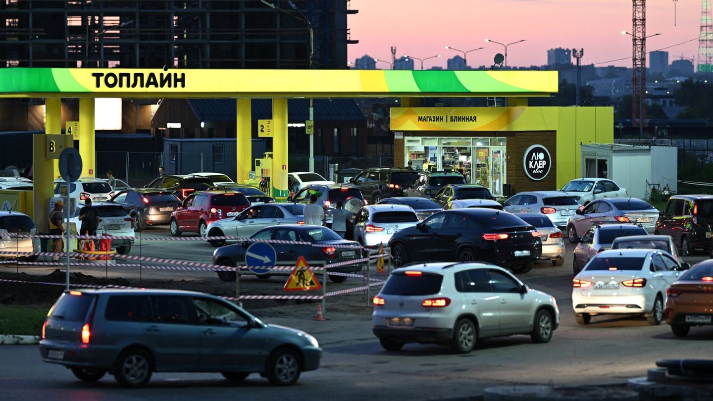 Ukraine strikes Russia's largest oil refinery, exacerbating gasoline crisis