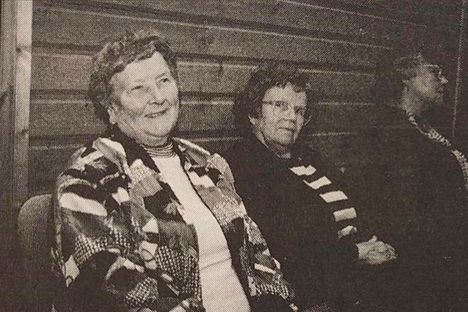 Aili Juurinen (vas.) ja Tyyne Paavola viihtyivät erinomaisesti Tottijärven Jukolan leipäjuhlassa vuonna 1994.