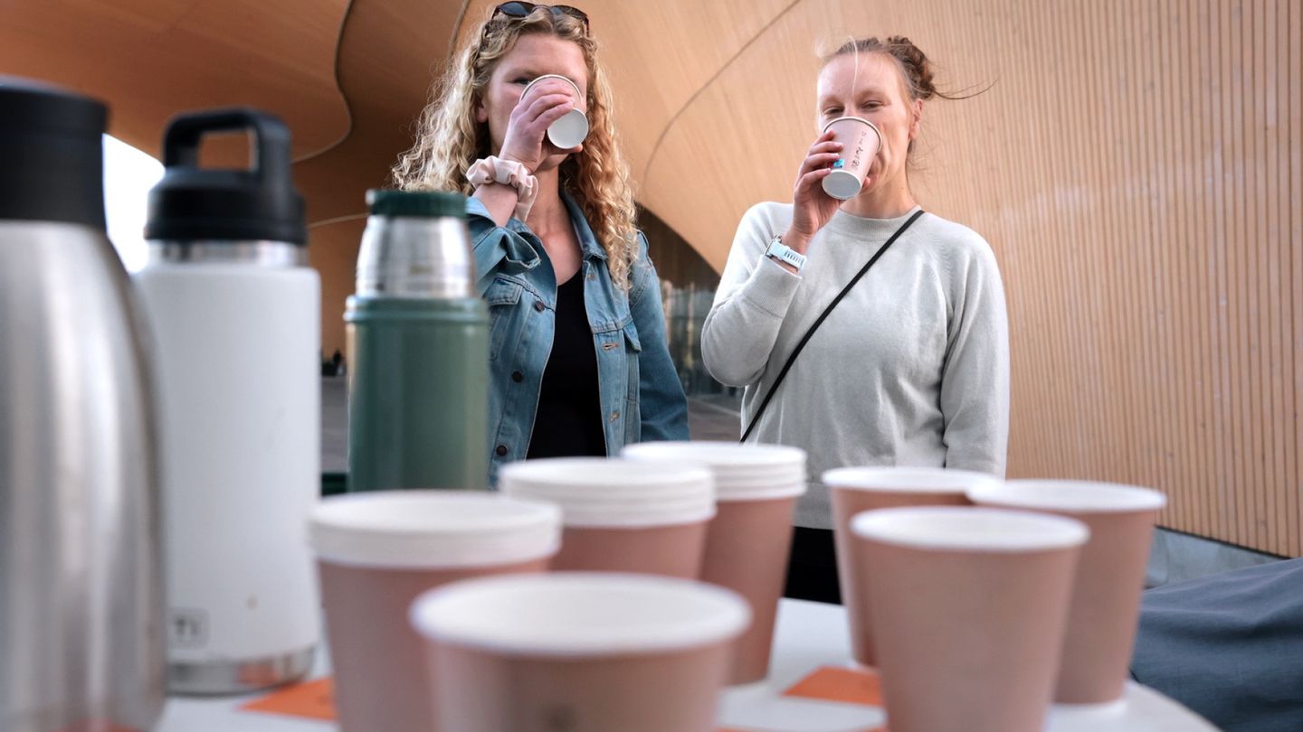 HS kahvilla | Maistatimme Helsingin keskustassa todella kallista ja halvempaa kahvia