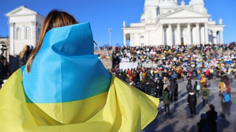 Ukrainaa tukeva mielenosoitus Helsingin Senaatintorilla helmikuussa 2022.