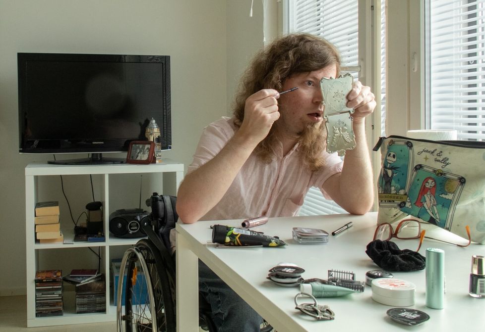 Kaiken muun lisäksi Oliver harrastaa burleskia. Tanssiessaan burleskia yleisön edessä, laittautuu Oliver perusteellisesti. Kokonaisuuden viimeistelee meikki. 