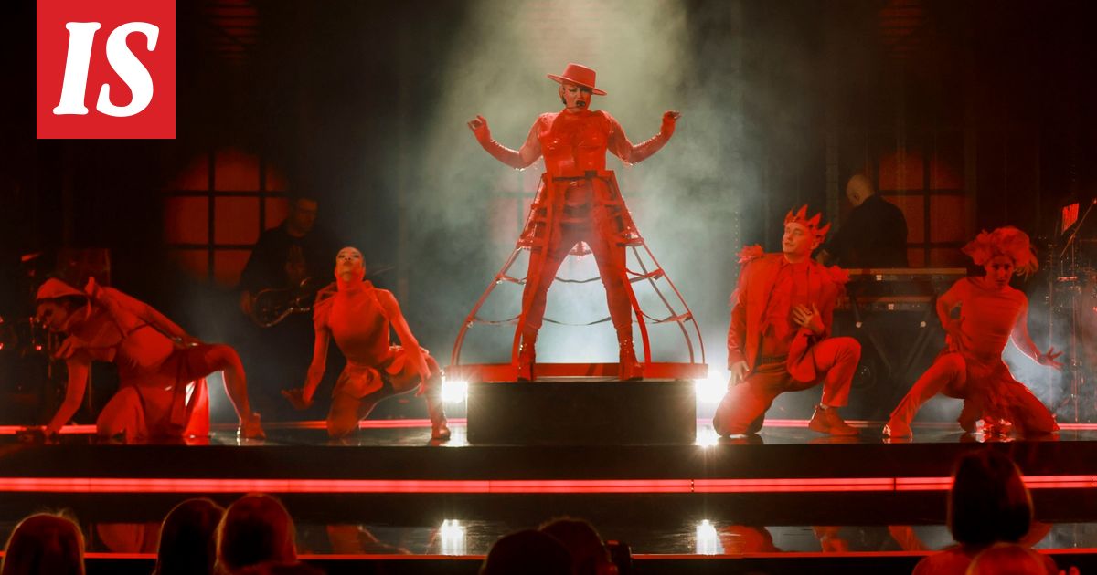 Lilli Paasikivi ei ole pysyä penkillään nähtyään Tähdet, tähdet -esityksen – ”Piukka punainen papitar”