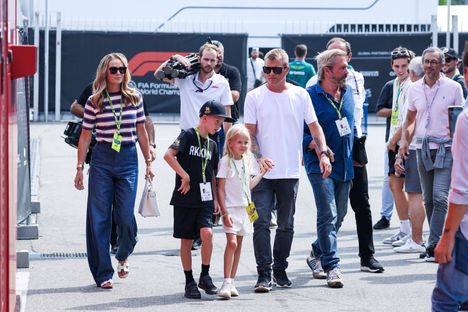 Minttu (vas.), Robin, Rianna ja Kimi Räikkönen Monzan F1-varikolla kaksi vuotta sitten.