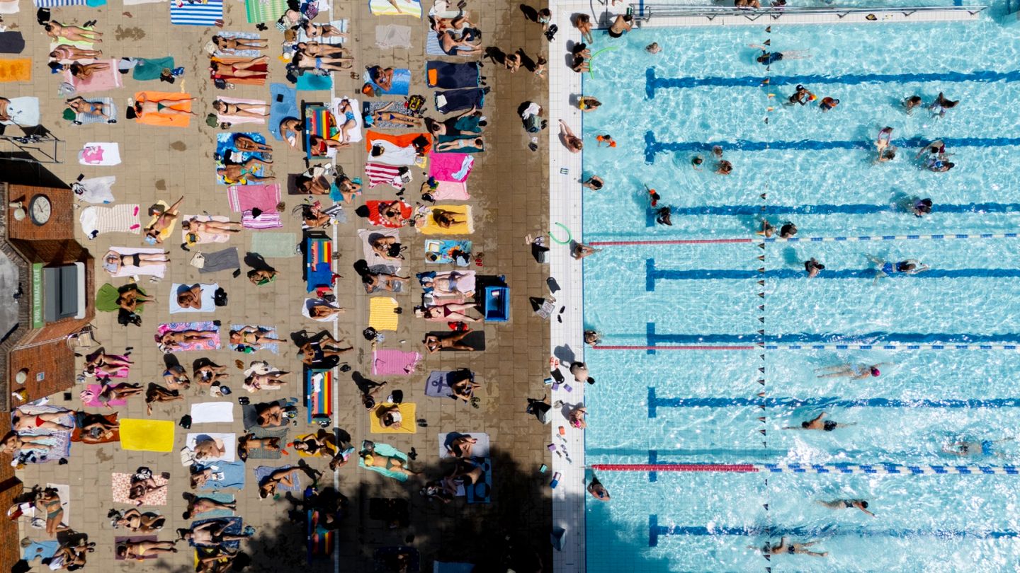 Heatwave Drives Europeans to Beaches, Parks, and Fountains