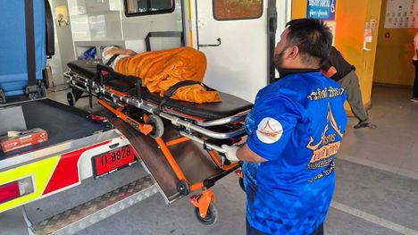 Ruumisarkusta elävänä löydetty nainen kuljetettiin ambulanssilla sairaalaan.