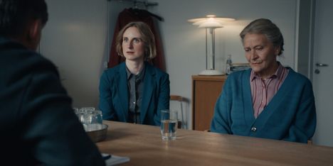Rikke (Rikke Eberhardt Isen) alkaa vapaaehtoisesti isoäitinsä Marthan (Ulla Henningsen) puolustusasianajajaksi.