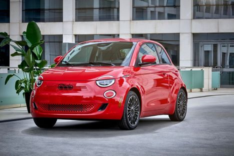 Akkujen vaihtoa aletaan kokeilla ensin tässä pikkuautossa, Fiat 500e:ssä.