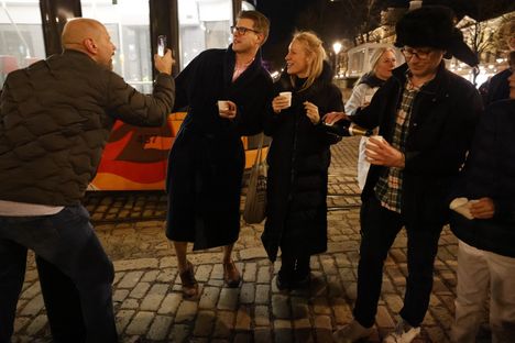 Anders Rotkirch arrived to celebrate the bathrobe.