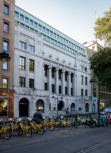 Senaatti-kiinteistöillä on parhaillaan menossa myyntineuvottelut entisestä liikenneministeriön talosta Eteläesplanadilla. Arkkitehti Lars Sonckin suunnittelema talo valmistui vuonna 1908.