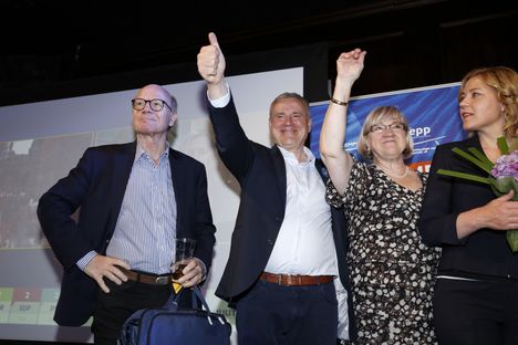 Eurovaaleissa ehdolla ollut Kimmo Sasi kokoomuksen eurovaalien vaalivalvojaiseissa yökerho Maxinessa toukokuussa 2019. Oikealla europarlamenttiin valittu Henna Virkkunen.