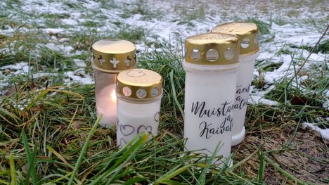 Muistokynttilöitä tulipalossa palaneen omakotitalon läheisyydessä Savonlinnassa sunnuntaina.