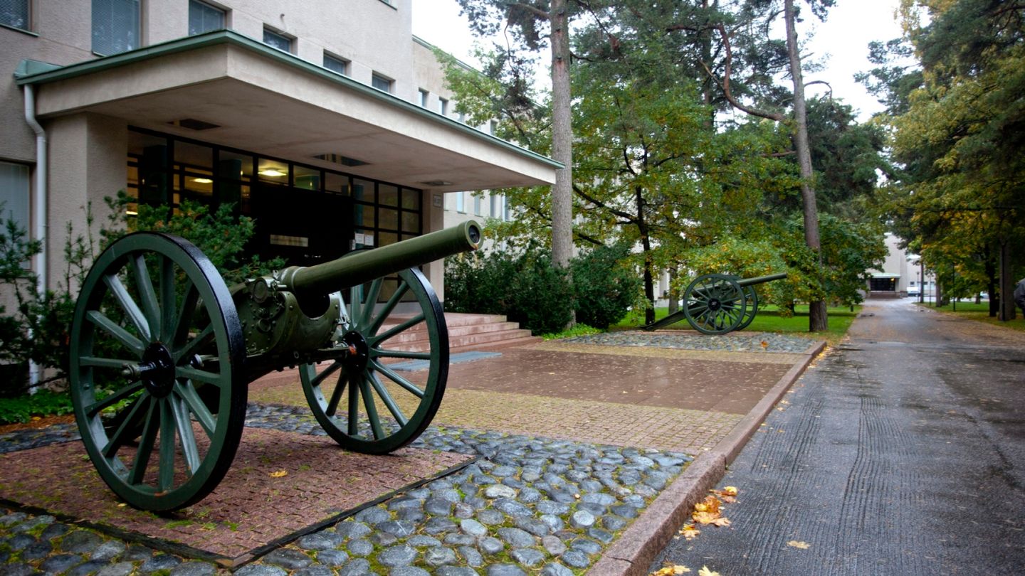 Puolustusvoimat | Maan­puolustus­korkea­koulu hylkäsi harjoittelijan, joka oli vauvana neljä kuukautta Neuvosto­liiton kansalainen