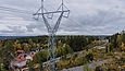 Uusi voimajohtohanke on Pirkanmaan alueella Fingridin suurin. Tampereen koivistonkylässä kulkeva voimalinja kuvattuna syyskuussa 2022.