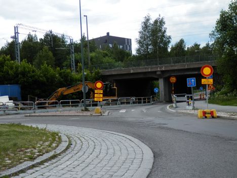 Pinsiöntien alikulkusillan työmaa, jossa ajoneuvolla ajo kielletty ja autot ajavat silti.