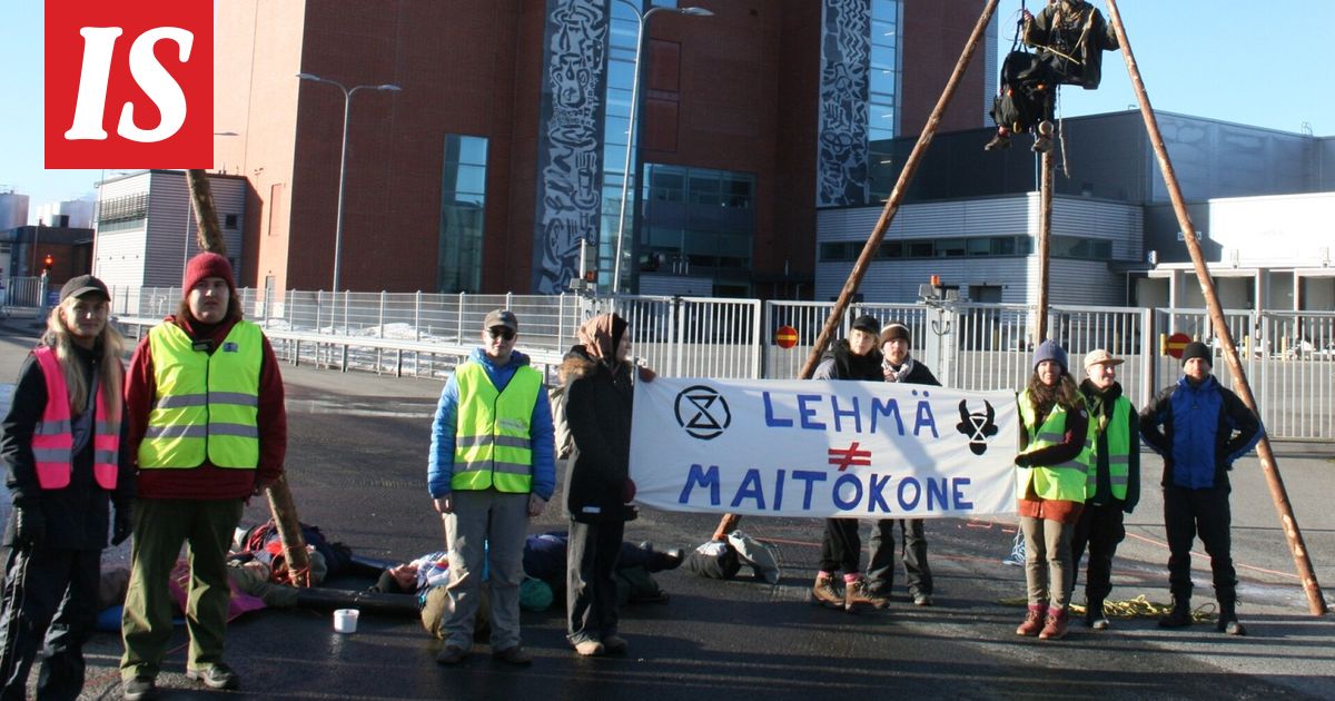Aktivistit osoittavat mieltään Valion Lapinlahden tehtaalla