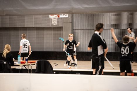 Eri puolilla Tampereen seutua pelaa viikonloppuna lähes 240 Särkänniemen salibandycupiin osallistuvaa juniorijoukkuetta. Toissa vuonna turnausta pelattiin muun muassa Tesoman palloiluhallilla, josta tämäkin kuva on.
