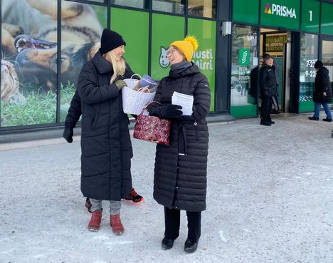 Kampanjoidessa ei tule kylmä, kun vaatetus on sään mukainen. Kristillisdemokraattien presidenttiehdokas Sari Essayah sai lämpimän vastaanoton myös Nokian Kristillisdemokraattien valtuustoryhmän puheenjohtajalta Kaisu Paloheimolta (oik.).