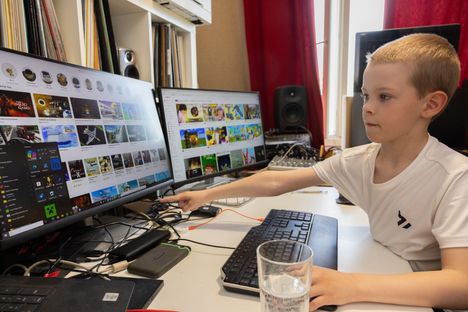 Sam, as Sampo calls his father, has three squares in the game cave. Everyone is in use when Sampo plays there with his friends.