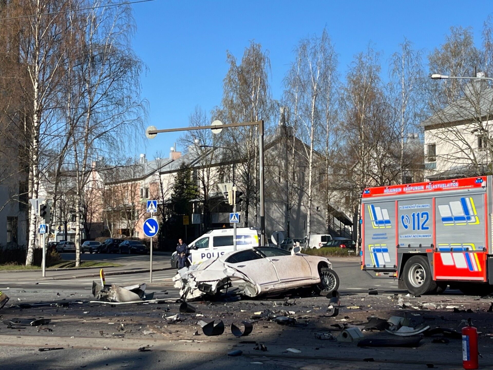 Onnettomuus tapahtui Kustaa Vaasan tien ja Väinö Auerin kadun risteyksessä. Auton oikea puolikas kuskeineen sinkoutui törmäyksen voimasta kymmeniä metrejä eteenpäin törmäyspaikasta.