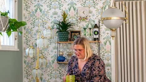 Saara rakastaa Kissankello-valaisimia, joita on yhteensä kolme eri puolilla taloa.  ”Hankimme ne muutamilla kympeillä ennen nykyistä buumia.”  Nykyisin valaisimesta voi joutua maksamaan useita satoja euroja. 