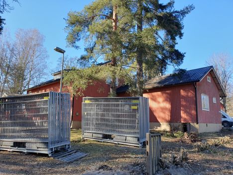 Entisen kirjastorakennuksen purkutyöt on aloitettu sisätöillä. Aitaukset on jo tuotu paikalle.