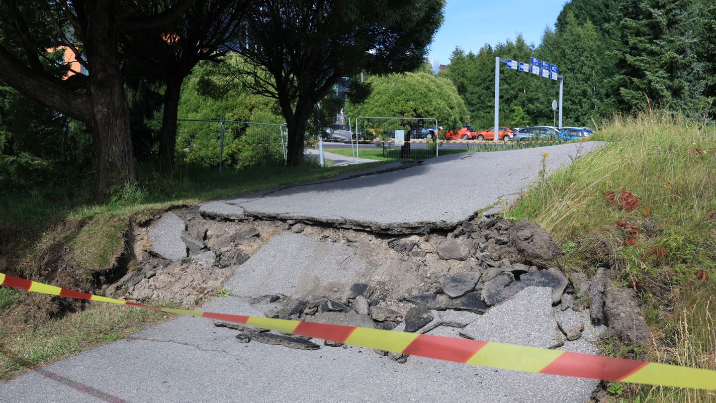 Pedestrian pathway in East Helsinki collapses rapidly