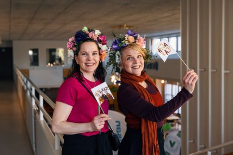 Outi Soininen (left) and Heli Laaksonen were waved by Kaj signs.