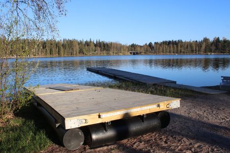 Pirjo Räisänen kuvasi sunnuntaina 11. toukokuuta vanhainkodin rannassa uusittavaa uimalaituria.