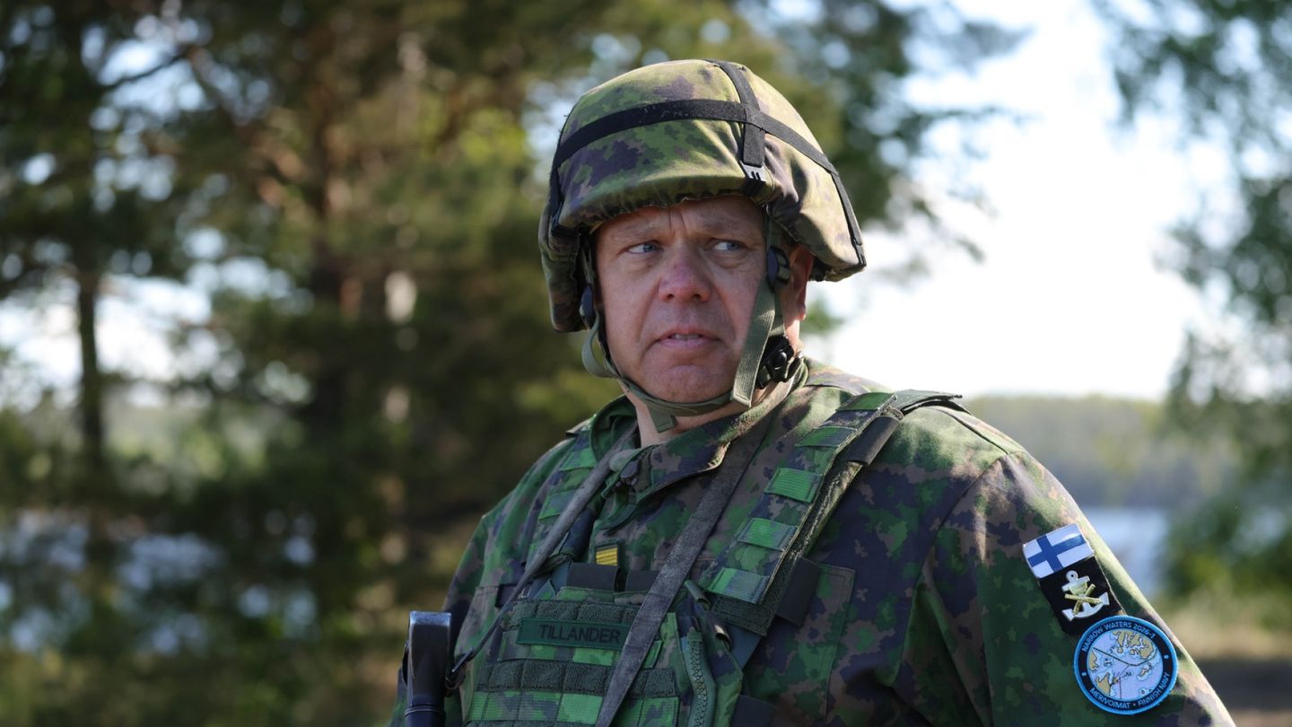 Ruotsalainen sota-alus saapuu nyt Suomen apuun