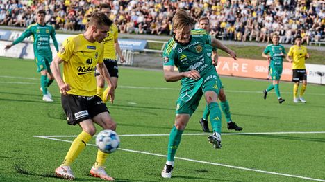Matias Rale siivosi pallon kauemmas Ilveksen päädystä.