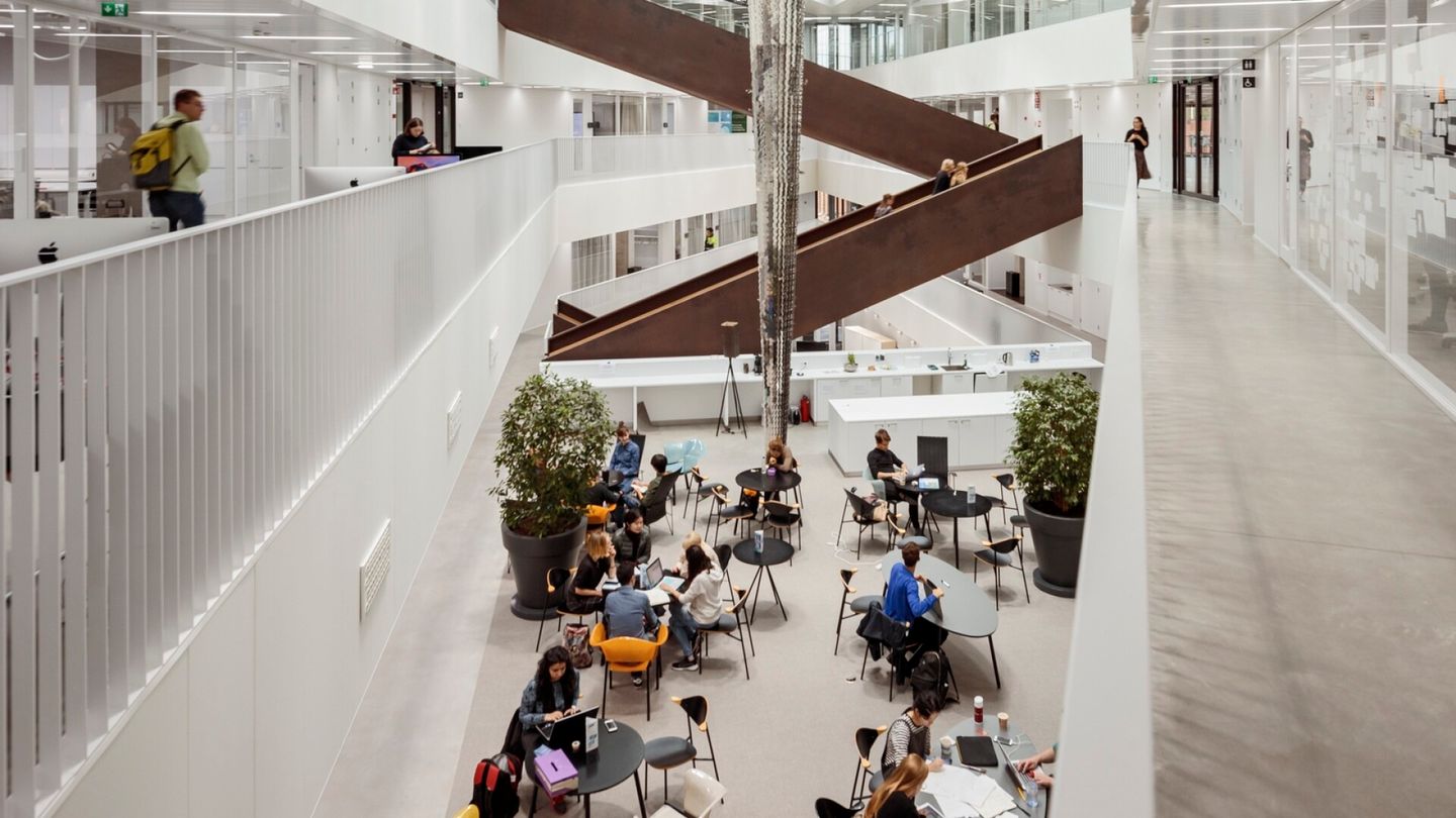 The entrance examinations of the arts can cost the applicant hundreds of euros